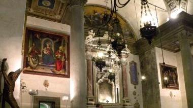 A destra e sinistra dell’altare i due dipinti restaurati