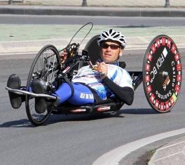 Un atleta su una handbike 