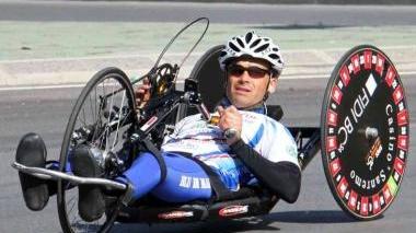 Un atleta su una handbike