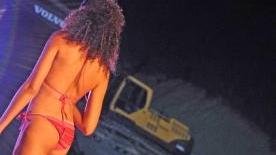 Una modella mentre sfila sulla curiosa passerella realizzata in discarica