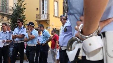Vigili in assemblea pubblica in piazza