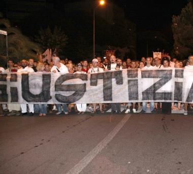 Uno striscione di protesta  