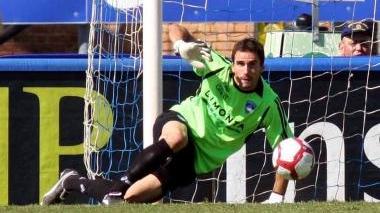A destra il portiere Bassi e sotto De Giorgio in azione contro l’Albinoleffe entrambi hanno dato l’addio all’Empoli