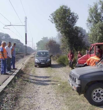 Lintervento di spegnimento lungo la ferrovia 