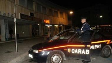 Una pattuglia dei carabinieri sul litorale pisano