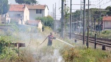 I vigili del fuoco al lavoro per domare uno degli incendi lungo la ferrovia