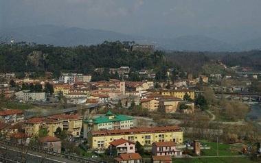 Veduta di Aulla e in alto il sindaco Roberto Simoncini          