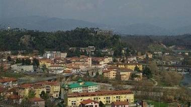 Veduta di Aulla e in alto il sindaco Roberto Simoncini