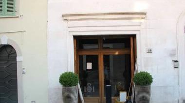 In alto L’Erbario di piazza Duomo; a destra il negozio di antiquariato di via Barsanti