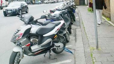 Motorini in via Toti: sarà questa una delle strade destinate ad accogliere quelli “sfrattati” dal centro