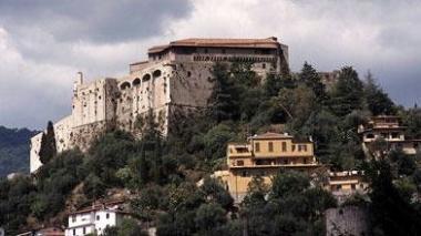 <b>PROGETTI.</b> Il Castello che potrebbe diventare raggiungibile con le discusse scale mobili e piazza Mercurio che sar&agrave; riqualificata 