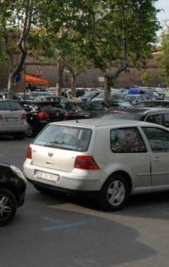 <b>AUTO.</b> Parcheggiate in piazza  