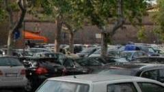 <b>AUTO.</b> Parcheggiate in piazza