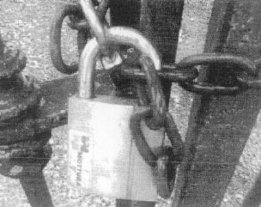 Il lucchetto messo al cancello 