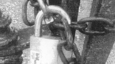 Il lucchetto messo al cancello