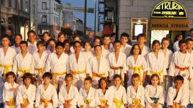 Foto di gruppo dei judoka e karateka