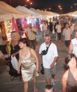 Mercatino e solidarietà a Santo Stefano si balla con la Street Band