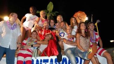 Le ragazze e i protagonisti dello spettacolo di ieri a Larciano