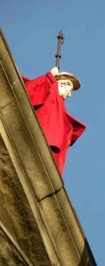 La statua di San Jacopo che si trova sulla cattedrale di Pistoia vestita con la tradizionale mantella rossa grazie allaiuto dei vigili del fuoco 
