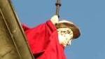La statua di San Jacopo che si trova sulla cattedrale di Pistoia “vestita” con la tradizionale mantella rossa grazie all’aiuto dei vigili del fuoco