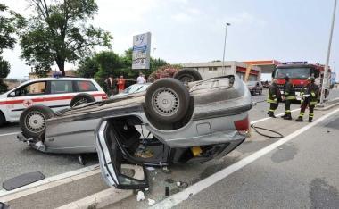 La Bmw ribaltata in via Unit&agrave; dItalia e la lunga coda di ieri mattina 