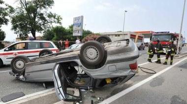 La Bmw ribaltata in via Unità d’Italia e la lunga coda di ieri mattina