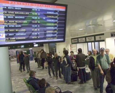 Viaggiatori in attesa allaeroporto Galilei  