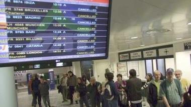 Viaggiatori in attesa all’aeroporto Galilei