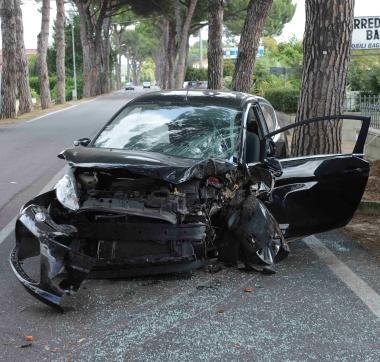 Lauto finita contro lalbero 