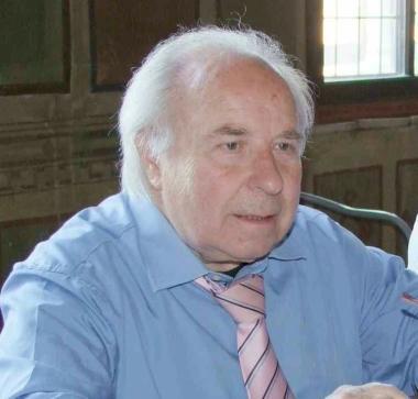 Sopra, il presidente Carlo Battini a destra i giocatori nerazzurri in allenamento col tecnico Cuoghi 