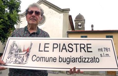 A fianco Giancarlo Corsini con uno dei cartelli preparati per questa edizione del concorso 