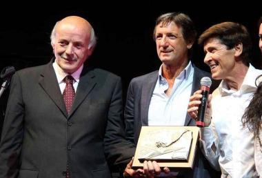 In alto la premiazione di Gianni Morandi e il pubblico in piazza a Marina di Carrara in basso Ornella Vanoni   