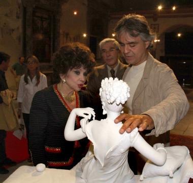 Sopra Bocelli insieme con Gina Lollobrigida, qui accanto linstallazione artistica al centro del laghetto al teatro del Silenzio 