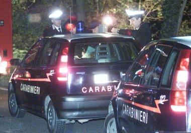 Una pattuglia dei carabinieri durante alcuni controlli di notte  