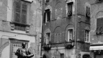 Piazza Cittadella con la statua di Giacomo Puccini