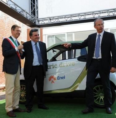 Due momenti della inaugurazione delle Smart elettriche 
