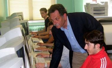 Lezione di informatica in una scuola superiore I tutor sono veri e propri consulenti per i giovani 