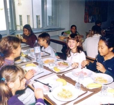Lassessore allistruzione Donatella Buonriposi e a sinistra bambini a mensa e il nuovo centro di cottura di San Filippo 