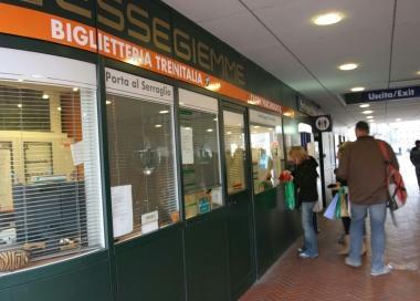 La stazione del Serraglio. A sin. la sede Asm che ospita Essegiemme 