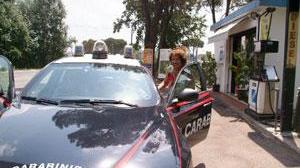 Armato di pistola rapina il benzinaio e fugge con l'incasso