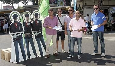 Militanti del sindacato Coisp durante la protesta contro i tagli 