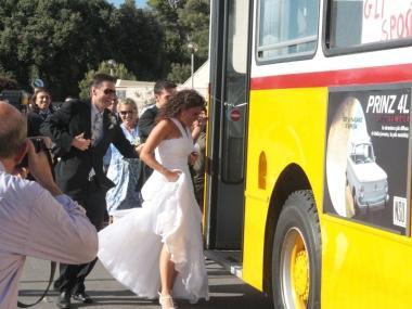 La sposa, Anna Mazza, sale sul bus dopo la cerimonia 