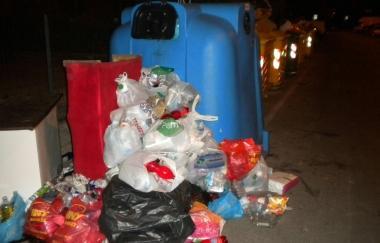 Degrado a Oste, una discarica proprio accanto ai cassonetti