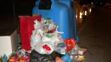 Degrado a Oste, una discarica proprio accanto ai cassonetti