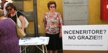 Un banchetto per la raccolta firme contro linceneritore a Castelfranco 