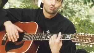 Padre Nike alla chitarra e, a destra, insieme a Fiorello, uno degli artisti con cui ha cantato