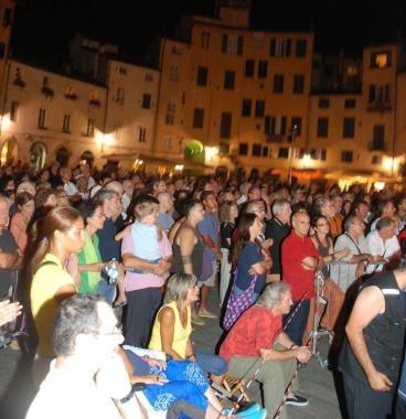 Il pubblico in piazza 