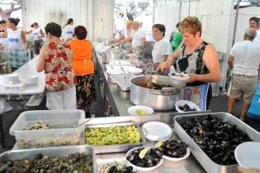Preparazione del pesce per la Sagra e le persone a cena in piazza Bovio 