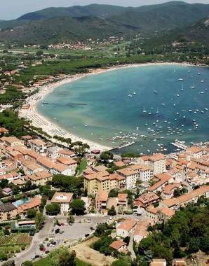 Una veduta aerea della spiaggia di Marina di Campo che sarà invasa dalla musica e dai colori tipici degli anni Sessanta