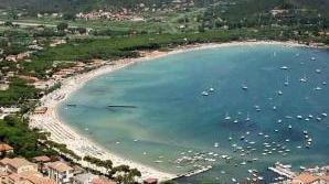 Una veduta aerea della spiaggia di Marina di Campo che sarà invasa dalla musica e dai colori tipici degli anni Sessanta